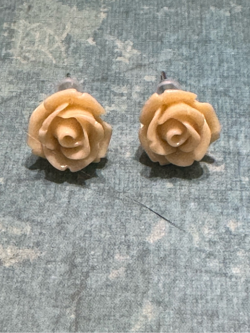LUCITE ROSE STUD EARRINGS